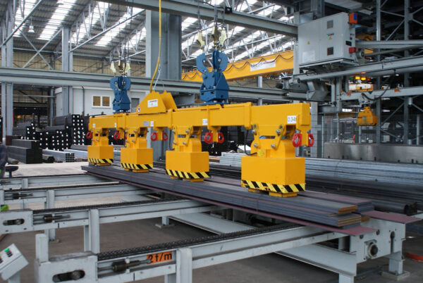 Magnet crane with rotating trolley